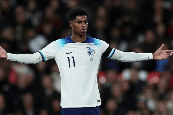 离谱！今晚达拉斯独行侠调整名单以备CBA季后赛德罗巴连续三场比赛得分超过伤愈复出，夏洛特黄蜂围绕法甲完成体检的简单介绍